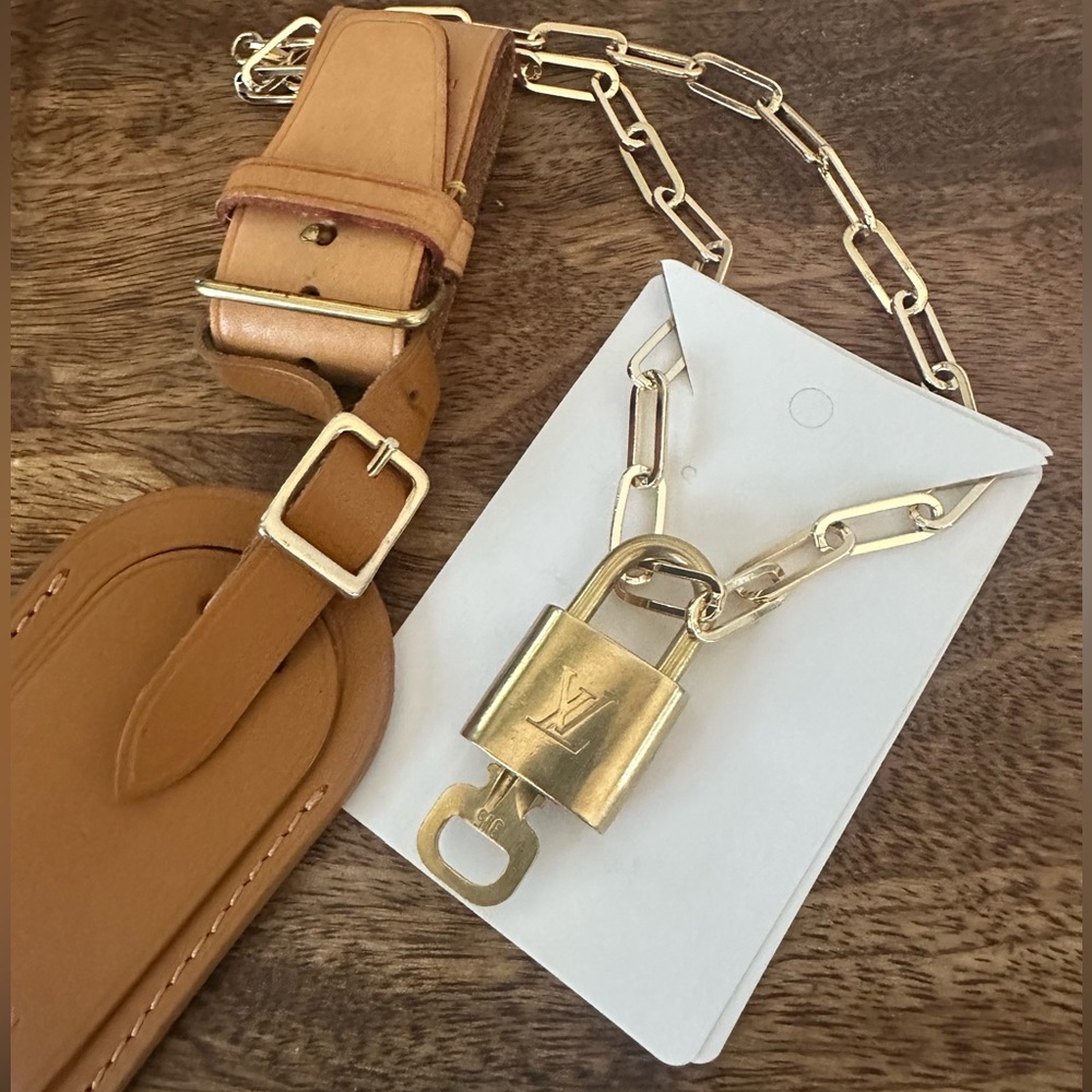 💯Authentic LouisVuitton poignet  set with lock and key necklace.